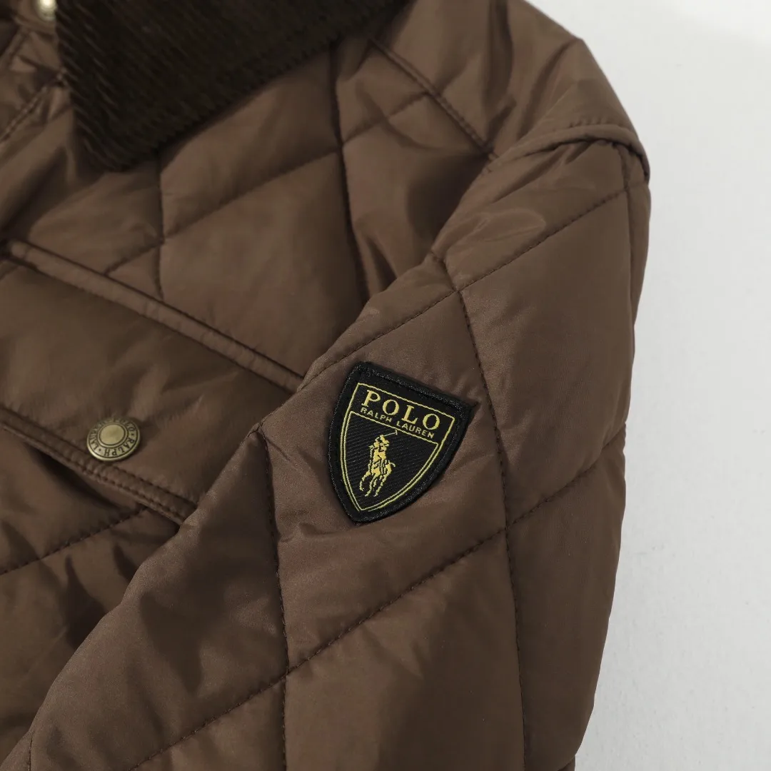 P370 #59 Ralph Lauren classic rhombus quilted cotton jacket for men and women. Inspired by retro workwear, it blends with contemporary British style. The imported machine-pressed rhombus quilting is accurately aligned, and the three-dimensional H-shaped tailoring is neat and slim. It is not bulky when layered in autumn and winter, and still maintains a light style.  Texture is reflected in the details: customized metal buckles, corduroy lapels, breathable eyelets under the arms, and slits on the hem, all replicating the brand's high-end genes. All excipients are standardized!  Five colors to choose from: black/khaki/brown/green/navy blue, easy to switch between commuting, leisure, and travel occasions. Function and appearance coexist: 37.5°C temperature control black technology, breathable and moisture-proof, anti-slip cotton patented fabric, temperature-locking, soft and waxy, durable and stylish. A retro warm-keeping item that can handle low temperatures calmly. The details are all made of craftsmanship, and the style has no limits. It has a classy look that will turn heads.  Color: Khaki Black Navy Green Brown Size: S M L